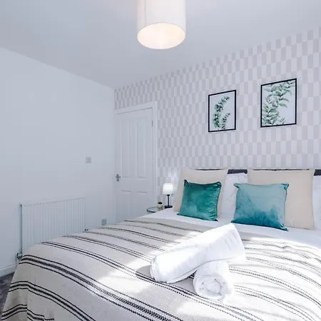 Semesterbostad New! Spacious 3-bed In By 53 Degrees Property, Ideal For Business & Long Term, Free Parking!