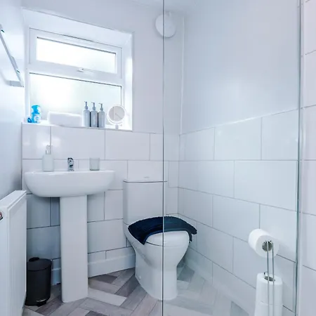 New! Spacious 3-bed In By 53 Degrees Property, Ideal For Business & Long Term, Free Parking! * Manchester