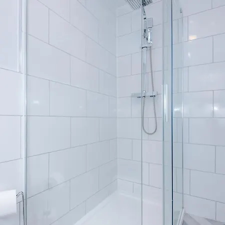 New! Spacious 3-bed In By 53 Degrees Property, Ideal For Business & Long Term, Free Parking!