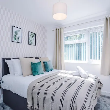 Holiday home New! Spacious 3-bed In By 53 Degrees Property, Ideal For Business & Long Term, Free Parking!