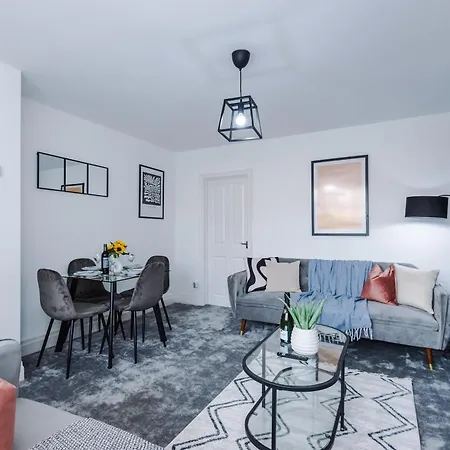 Dom wakacyjny New! Spacious 3-bed In By 53 Degrees Property, Ideal For Business & Long Term, Free Parking!
