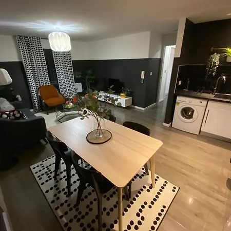 Couples Retreat / Workers Paradise + Free Parking Apartment *