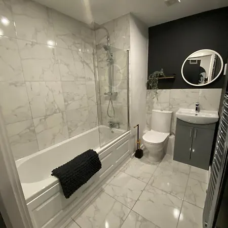 Apartment Couples Retreat / Workers Paradise + Free Parking