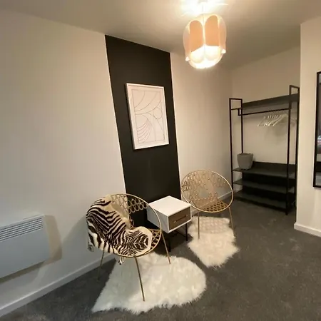 Couples Retreat / Workers Paradise + Free Parking Apartment