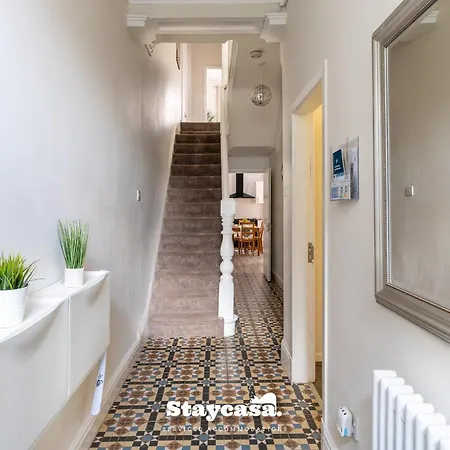 Villa Pristine Residence With Driveway, Gym And, Cinema Manchester