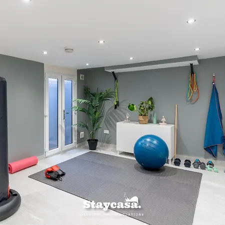 Pristine Residence With Driveway, Gym And, Cinema * Manchester