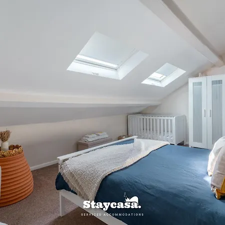 Villa Pristine Residence With Driveway, Gym And, Cinema Manchester
