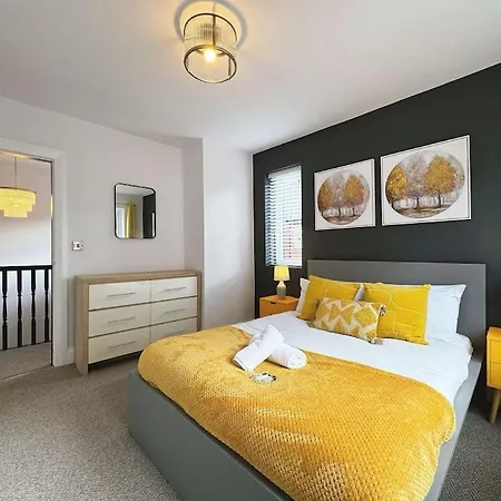 Bright 5 Bedroom House In Didsbury, *