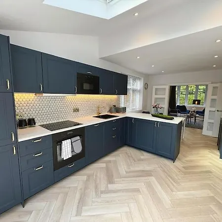 Bright 5 Bedroom House In Didsbury, Holiday home Manchester