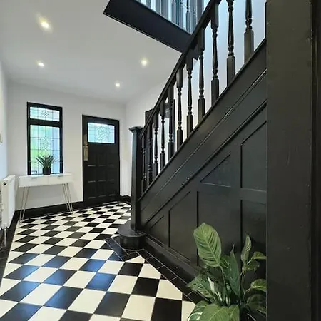 Bright 5 Bedroom House In Didsbury, *
