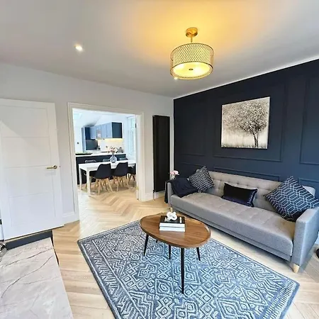 Bright 5 Bedroom House In Didsbury, * Manchester