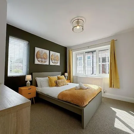 Bright 5 Bedroom House In Didsbury,