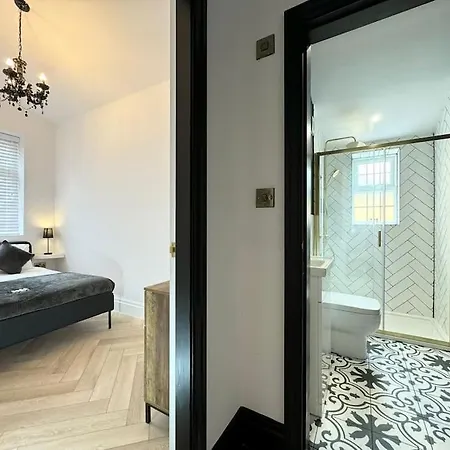 Holiday home Bright 5 Bedroom House In Didsbury, *
