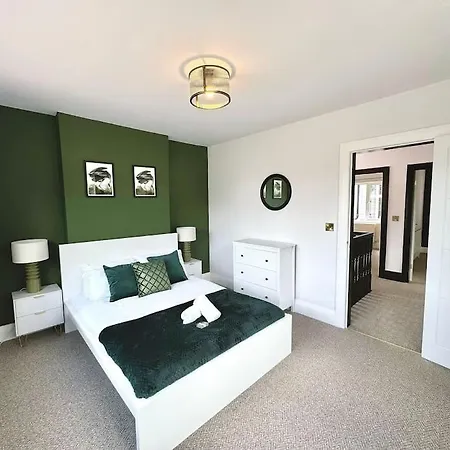 Bright 5 Bedroom House In Didsbury, *