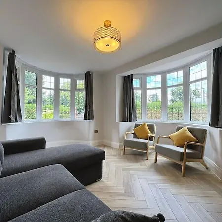 Bright 5 Bedroom House In Didsbury, Manchester