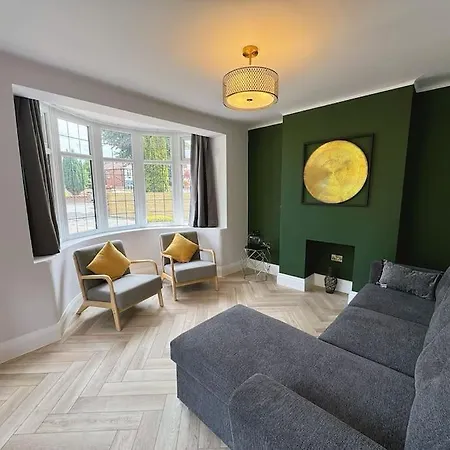 Bright 5 Bedroom House In Didsbury,