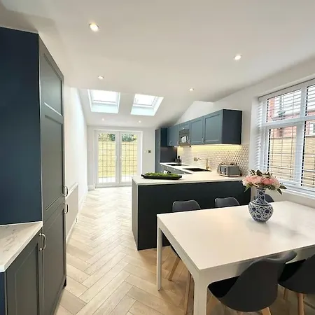 Holiday home Bright 5 Bedroom House In Didsbury,