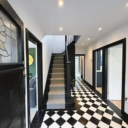 Bright 5 Bedroom House In Didsbury, Holiday home Manchester