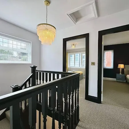 Bright 5 Bedroom House In Didsbury, *