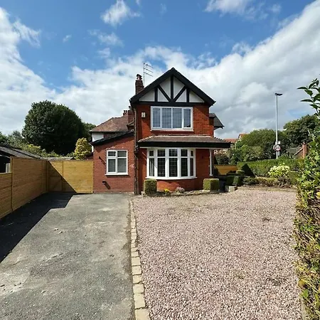 Bright 5 Bedroom House In Didsbury, Holiday home