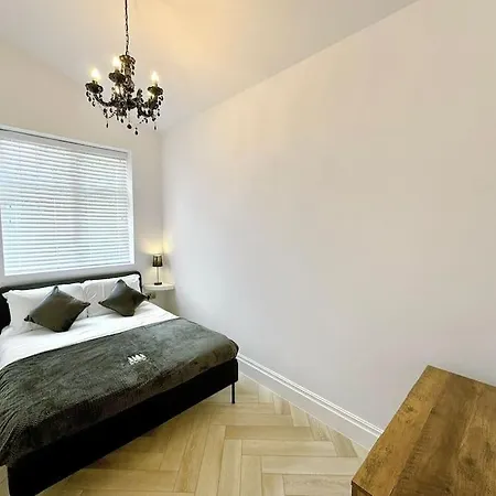 Holiday home Bright 5 Bedroom House In Didsbury,