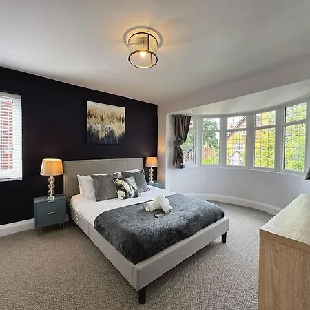Holiday home Bright 5 Bedroom House In Didsbury, *