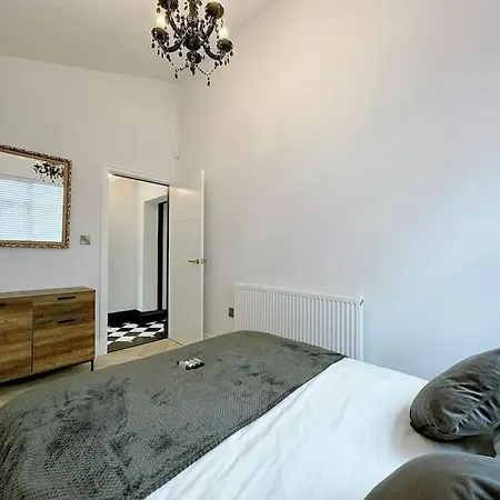 Bright 5 Bedroom House In Didsbury, *