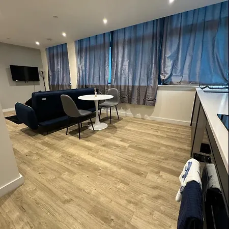 Sleek 1-bedroom Getaway Flat In Stretford Apartment