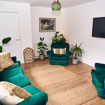 Chic Family Home With Garden Fire Pit & Event Space, Hot Tub