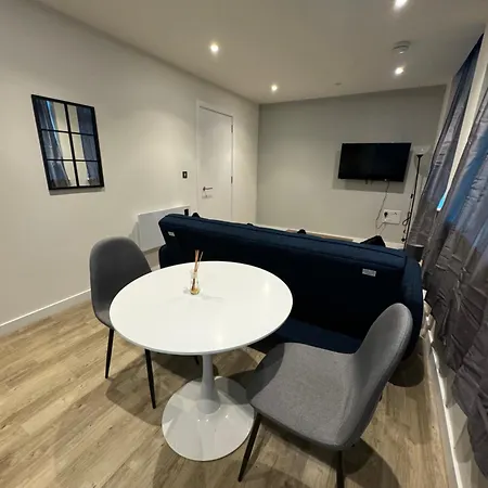 Sleek And Cosy 1-bedroom Getaway Flat In Stretford *
