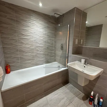 Sleek And Cosy 1-bedroom Getaway Flat In Stretford