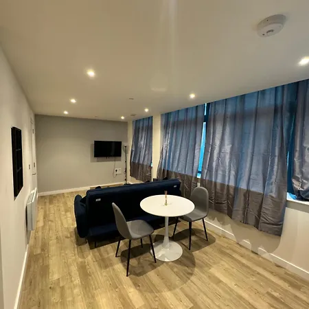Sleek And Cosy 1-bedroom Getaway Flat In Stretford Apartment *