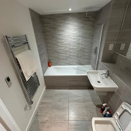 Sleek And Cosy 1-bedroom Getaway Flat In Stretford *