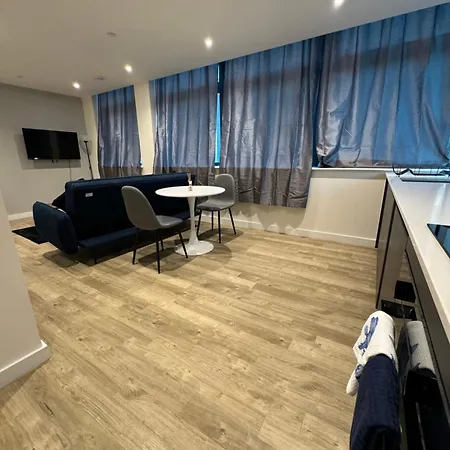 Sleek And Cosy 1-bedroom Getaway Flat In Stretford