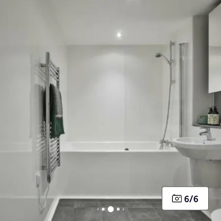 Luxury Comfy Bedroom With A View In Salford Quays Homestay Manchester
