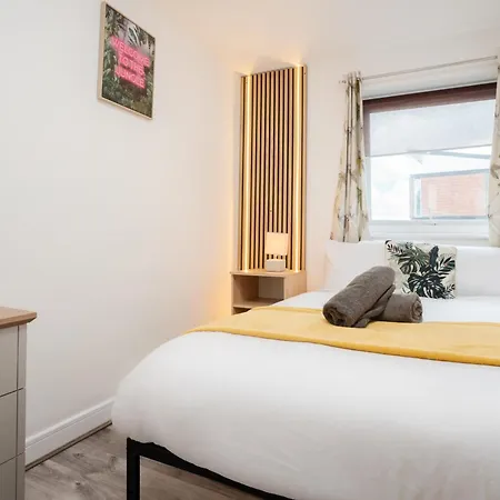 Etihad, & Coop Live - Free Parking - 10ppl Holiday home