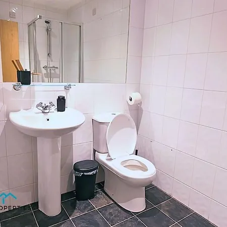 Lägenhet Spacious 2br W Juliet Balcony & Gated Parking Manchester