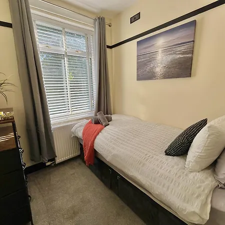 Stylish 3-bed In Prestwich With Free Parking *