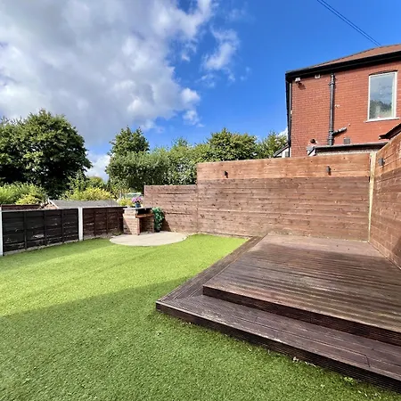 Stylish 3-bed In Prestwich With Free Parking