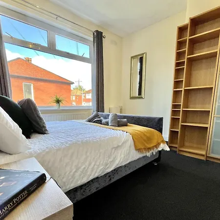 Holiday home Stylish 3-bed In Prestwich With Free Parking