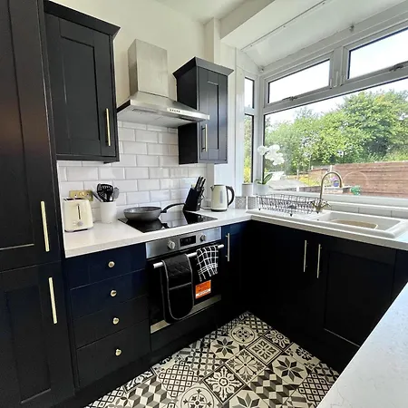 Holiday home Stylish 3-bed In Prestwich With Free Parking *