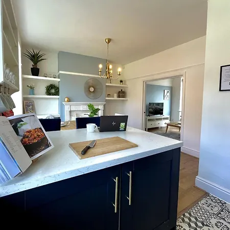 Ferienhaus Stylish 3-bed In Prestwich With Free Parking Manchester