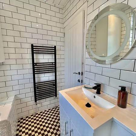 Stylish 3-bed In Prestwich With Free Parking *