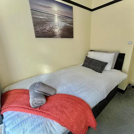 Stylish 3-bed In Prestwich With Free Parking