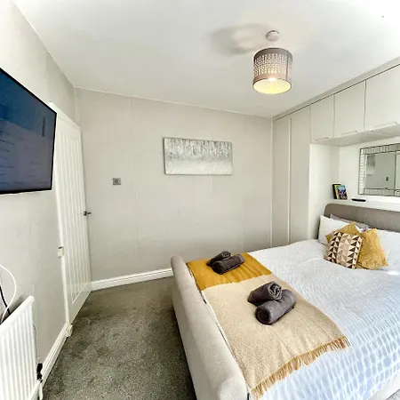 Holiday home Stylish 3-bed In Prestwich With Free Parking