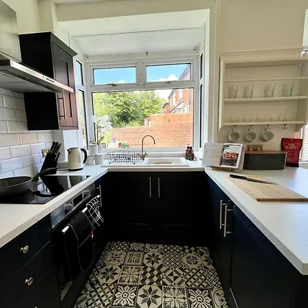 Stylish 3-bed In Prestwich With Free Parking בית נופש מנצ'סטר