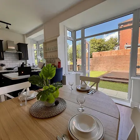 Stylish 3-bed In Prestwich With Free Parking *