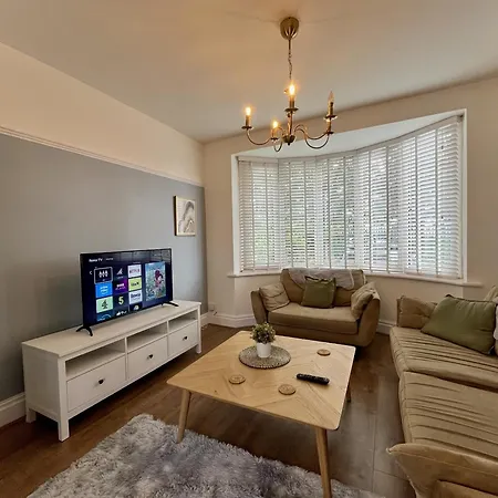 Holiday home Stylish 3-bed In Prestwich With Free Parking