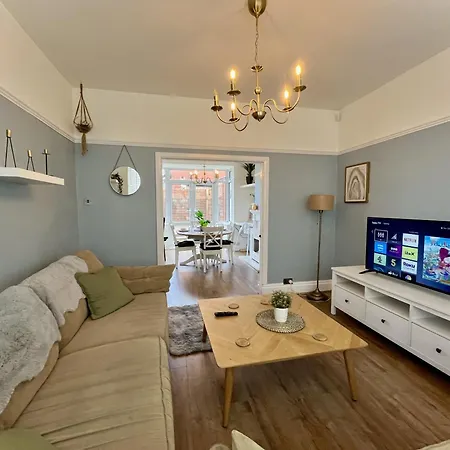 Stylish 3-bed In Prestwich With Free Parking Manchester