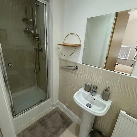 3 Bedroom House With Free Parking Holiday home *